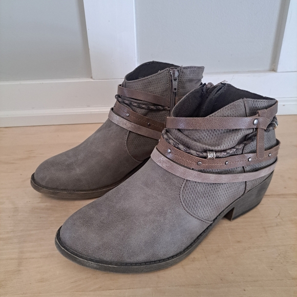 SO Gray Ankle Boots with Strap Detail – Size 9 - Picture 1 of 7
